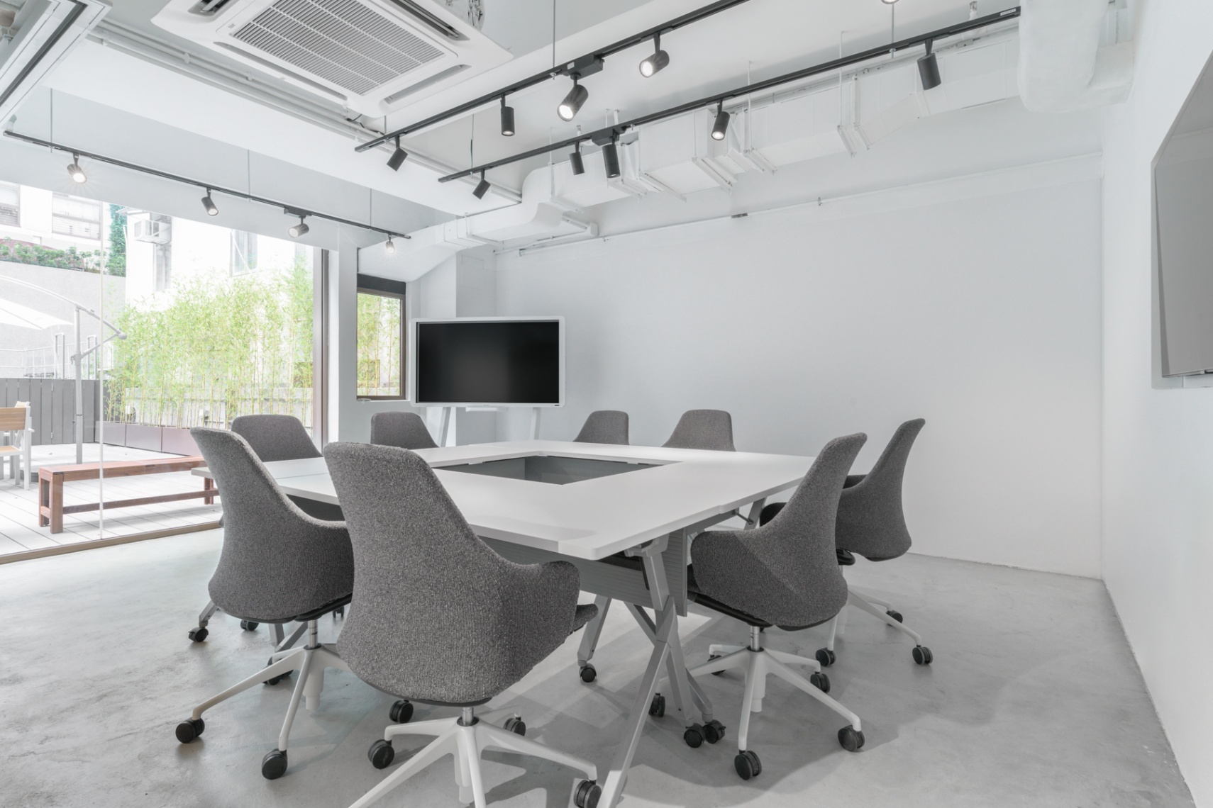 Meeting Room For 8 At The Desk Strand 50 Hong Kong Flyspaces